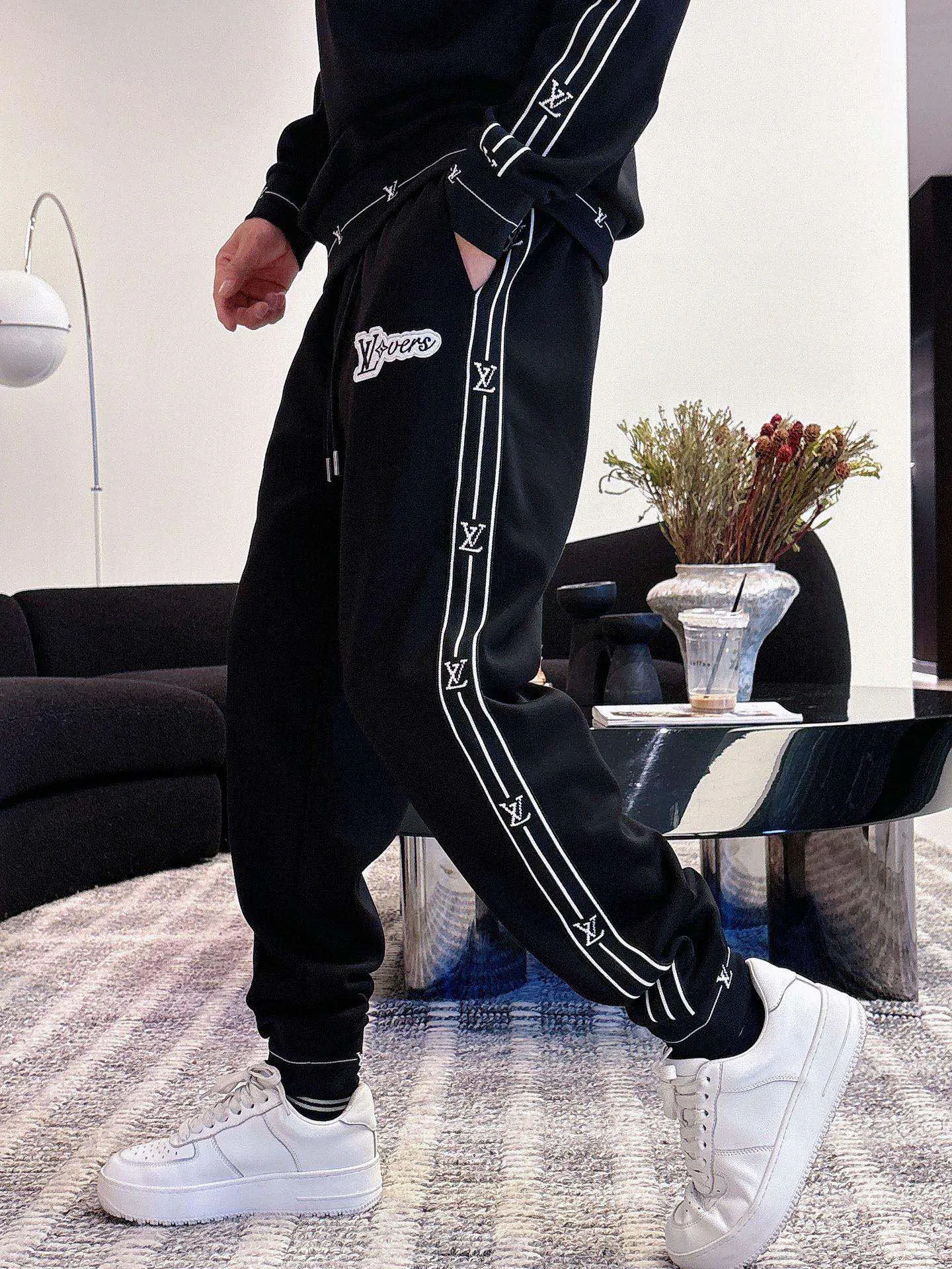🅿️540 [LV Louis Vuitton] hot-selling suit is coming. Focus on the original version of the official website. 2025 new hot-selling round neck sweatshirt suit. The original order is the best 🇭🇰. It is the meticulous work of top designers for a fitting and perfect upper body effect. All-natural high-quality Tencel Roman cotton 100%, close-fitting comfort, noble and elegant! Original hardware embodies elegance and nobility! Counter size: M-3XL (maximum wear up to 190 pounds)